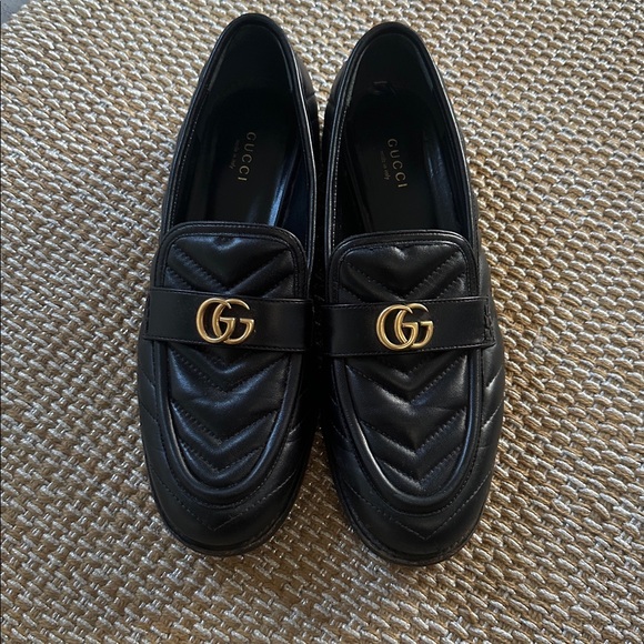 Gucci Black Leather Loafers with Gold Accent - Picture 2 of 6